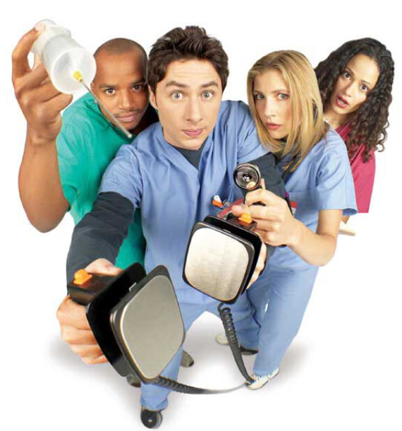 Näyttelijät Donald Faison (vas.), Zach Braff ja Sarah Chalke palaavat uusiin jaksoihin. Sairaanhoitaja Carla Espinosaa näytelleen Judy Reyesin (oik.) paluuta ei vielä ole lyöty lopullisesti lukkoon.