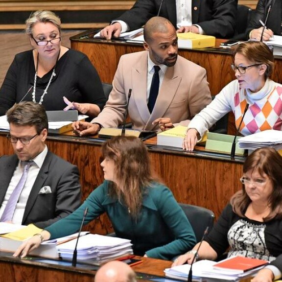 Jani istui kansanedustajana (vihr.) vuosina 2011–2019. Vuosiin mahtui myös kohuja. Vuonna 2018 julkisuuteen nousi esimerkiksi hänen taksilla ajelunsa. Jani istui kansanedustajana (vihr.) vuosina 2011–2019. Vuosiin mahtui myös kohuja. Vuonna 2018 julkisuuteen nousi esimerkiksi hänen taksilla ajelunsa.