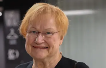 Salakuva! Tarja Halonen kesäriennoissa