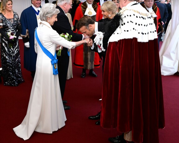 Presidentti Macron tervehti herttuatar Birgitteä käsisuudelmalla ja kumarruksella.