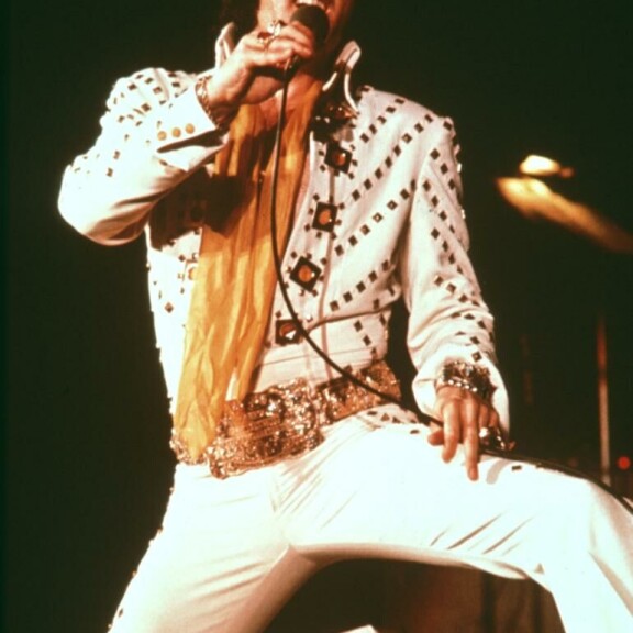 Elvis tunnettiin paitsi omintakeisesta äänestään, myös hulppeista esiintymisasuistaan. Elvis