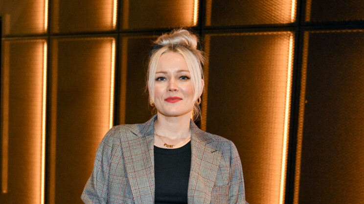 Harvinainen yhteiskuva! Anna Puu herkässä otoksessa lapsensa kanssa