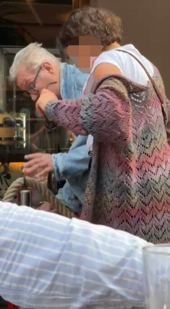 Juha sai apua taksiin siirtyessään.