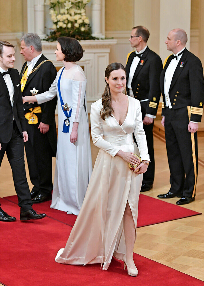 Presidenttiparin kättelyurakkaa on perinteisesti seurattu televisiosta. Tässä kättelyvuorossa Sanna Marin, joka vuonna 2018 asteli pitkin punaista mattoa kansanedustajana. Sanna Marin