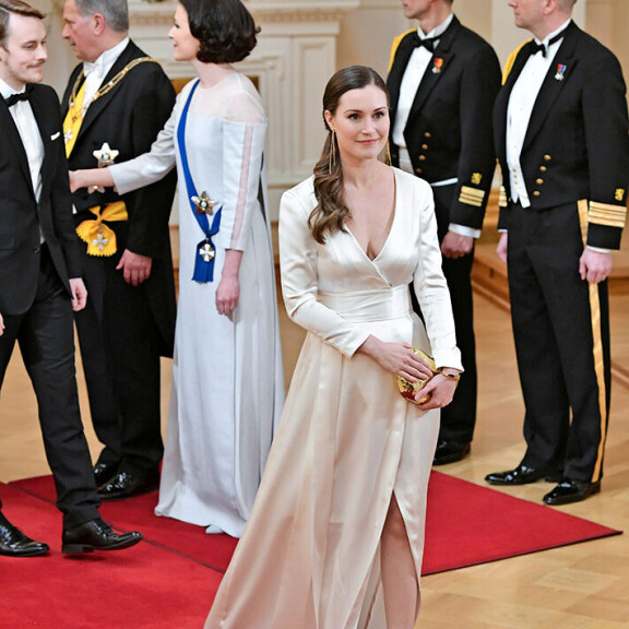Presidenttiparin kättelyurakkaa on perinteisesti seurattu televisiosta. Tässä kättelyvuorossa Sanna Marin, joka vuonna 2018 asteli pitkin punaista mattoa kansanedustajana. Sanna Marin