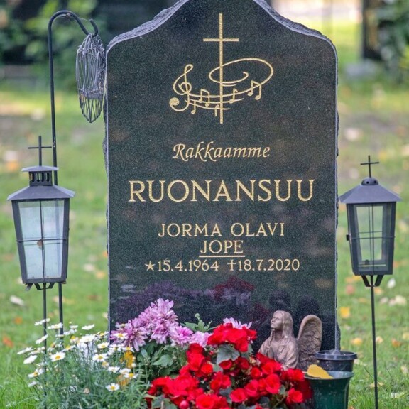 Koomikon kaunis hauta on Kemissä. Koomikon kaunis hauta on Kemissä.