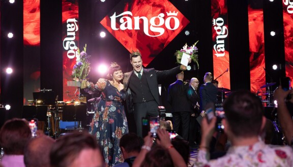 Voitokas tangopari hymyilee tahoillaan vielä voittoviikonlopun jälkeenkin.
