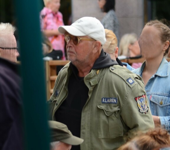 - Siinä se bamlas, pikkulintumme laulavat sulokkaalla standin slangilla.
