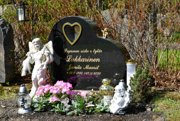 Lopulta Janitan omaiset pääsivät järjestämään tämän hautajaiset. Janitan muistoksi pystytettiin kaunis sydämenmuotoinen hautakivi.