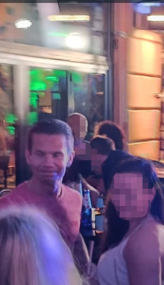 Toni viihtyi lukijan mukaan bruneten seurassa.