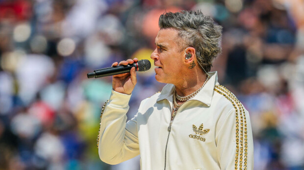 Robbie Williams avautui surustaan kesken konsertin: Perhe pahasti sairas