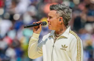 Robbie Williams avautui surustaan kesken konsertin: Perhe pahasti sairas