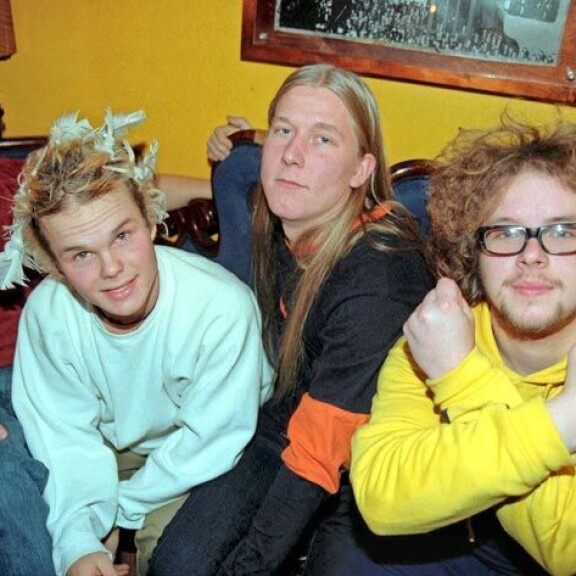 Janne oli The Rasmuksen rumpali menestysvuosien alussa. Hänellä oli yhä lämpimät välit bändin muihin jäseniin. Kuva on vuodelta 1998, Janne on toisena oikealta. Janne oli The Rasmuksen rumpali menestysvuosien alussa. Hänellä oli yhä lämpimät välit bändin muihin jäseniin. Kuva on vuodelta 1998, Janne on toisena oikealta.