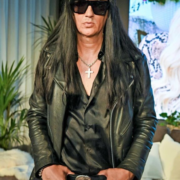 Saulin muusikkokaveri Jyrki 69 on valmistunut filosofian maisteriksi pääaineenaan analyyttinen kemia. Saulin muusikkokaveri Jyrki 69 on valmistunut filosofian maisteriksi pääaineenaan analyyttinen kemia.