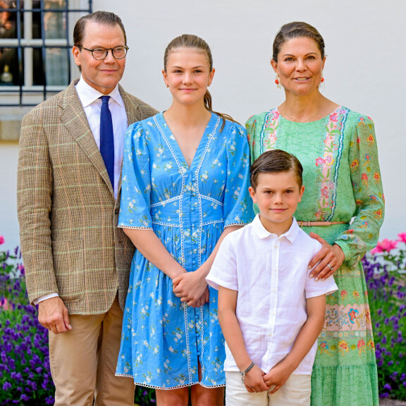 Hilpeä kruununprinsessaperhe ikuistettiin kesäisiin kuviin.