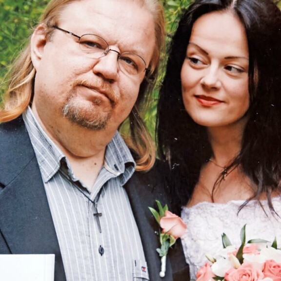 Jope ja Mari vihittiin vuonna 2011. – Pidimme ihan pikkuruiset häät kotonamme Heinolassa. Jope ja Mari vihittiin vuonna 2011. – Pidimme ihan pikkuruiset häät kotonamme Heinolassa.
