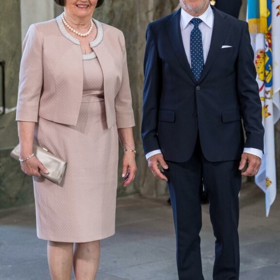 Ewa ja Olle olivat aluksi shokissa saatuaan tietää poikansa seurustelevan Ruotsin kruununprinsessan kanssa. Westlingit