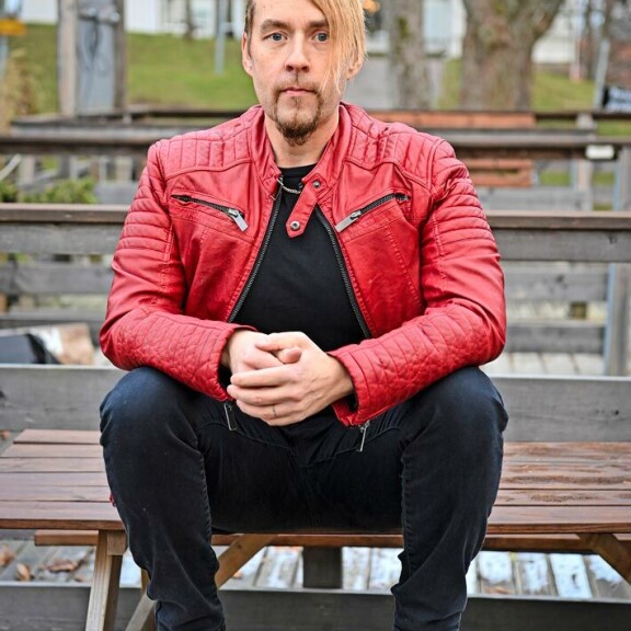 Sauli kertoo harrastavansa kamppailulajeja. Terveelliset elämäntavat antavat hänelle energiaa. Sauli kertoo harrastavansa kamppailulajeja. Terveelliset elämäntavat antavat hänelle energiaa.