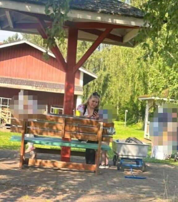 Lapset parveilivat äitinsä ympärillä.