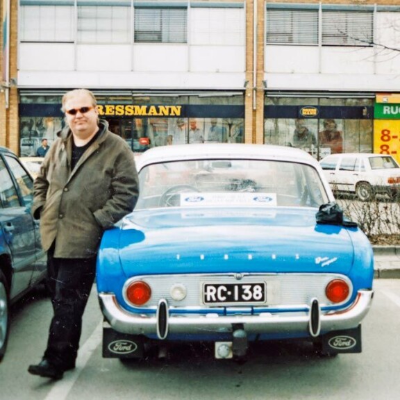 Jope oli intohimoinen autoharrastaja. – Hänen silmäteränsä oli vanha Ford Taunus M, jonka hän myi sairastuttuaan pois. Jope oli intohimoinen autoharrastaja. – Hänen silmäteränsä oli vanha Ford Taunus M, jonka hän myi sairastuttuaan pois.