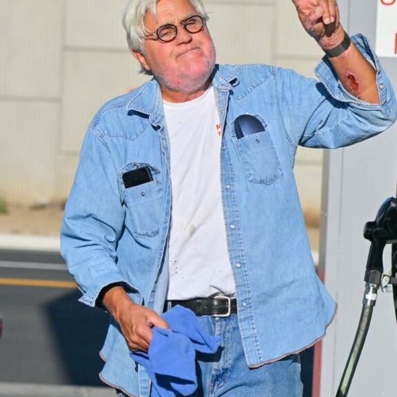Jay Leno tuuletteli sairaalasta pois päästyään. Jay Leno
