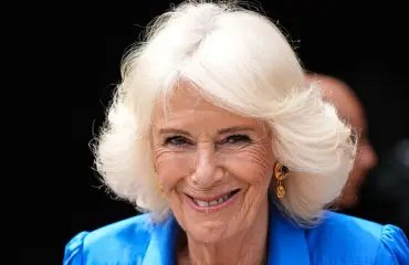 Voi suloisuus! Kuningatar Camilla vieraili löytökoiratalossa – hellyttävät kuvat