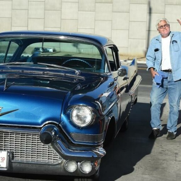Autotallipalo ei lannistanut innokasta vanhojen autojen harrastajaa. Tällaisella menopelillä Jay liikkui vastikään. Jay Leno