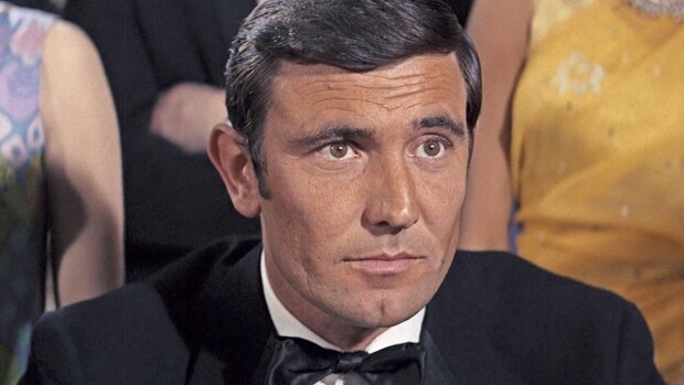 Tältä Bond-tähti George Lazenby näyttää nyt – hauraana rollaattorin ja avustajan kanssa