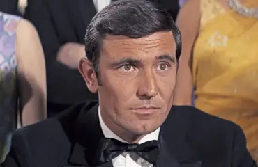Tältä Bond-tähti George Lazenby näyttää nyt – hauraana rollaattorin ja avustajan kanssa