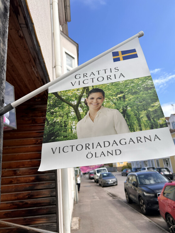 Kauppojen edessä liehuvat Victoria-liput.