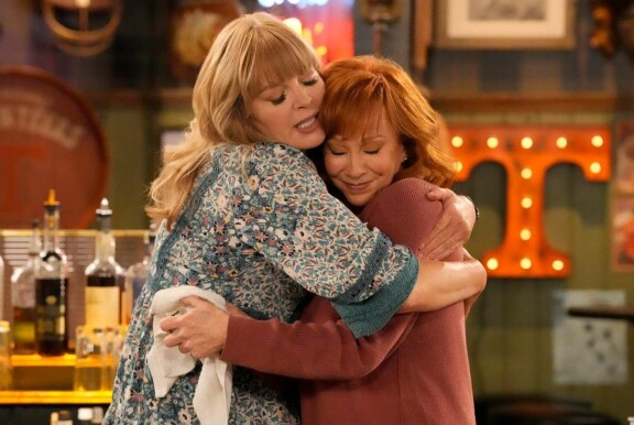 Melissa Peterman (vas.) ja Reba McEntire näyttelivät aiemmin yhdessä Reba-komediasarjassa.