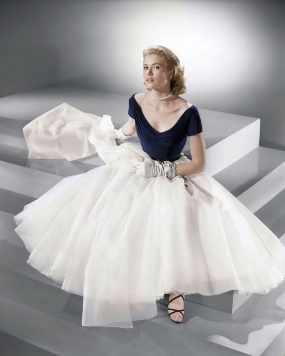 Alfred Hitchcockin Takaikkuna-elokuvan iltapuku, jossa Grace Kelly suorastaan hehkui ja kimalsi.