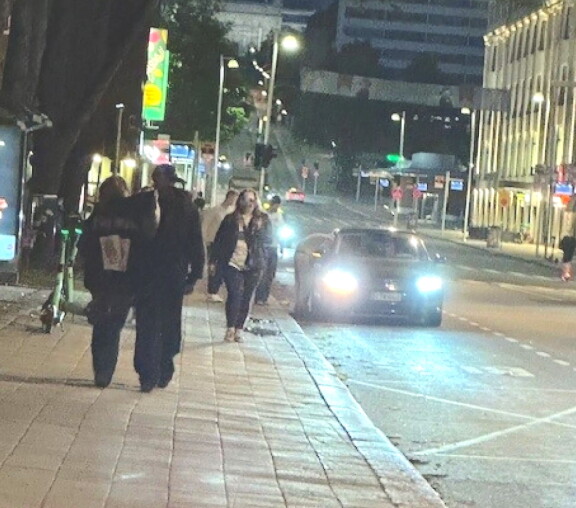 Illan jo hämärryttyä Shirly ja Ahti nähtiin kulkemassa Turun kaduilla toisiinsa nojaillen.