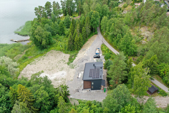 Tontilta löytyy muun muassa oma ranta.