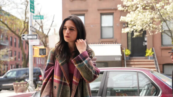 Jenny Slate kertoi Deadlinelle olleensa joogamatolla, kun hän kuuli saaneensa ensimmäisen Emmy-ehdokkuutensa.
