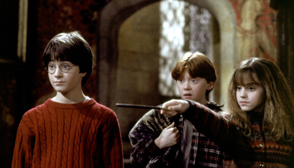 Alkuperäistä Harrya, Ronia ja Hermionea esittivät elokuvissa Daniel Radcliffe, Rupert Grint ja Emma Watson. Kuva elokuvasta Harry Potter ja viisasten kivi (2001).