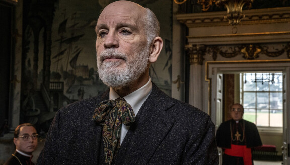 Suostustelun jälkeen aristokraatti Sir John (John Malkovich) suostuu uuteen rooliinsa.