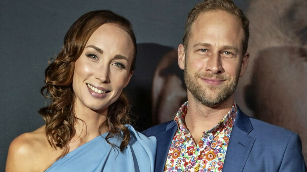 Niina ja Lore Backmanilla norsunluuhäät