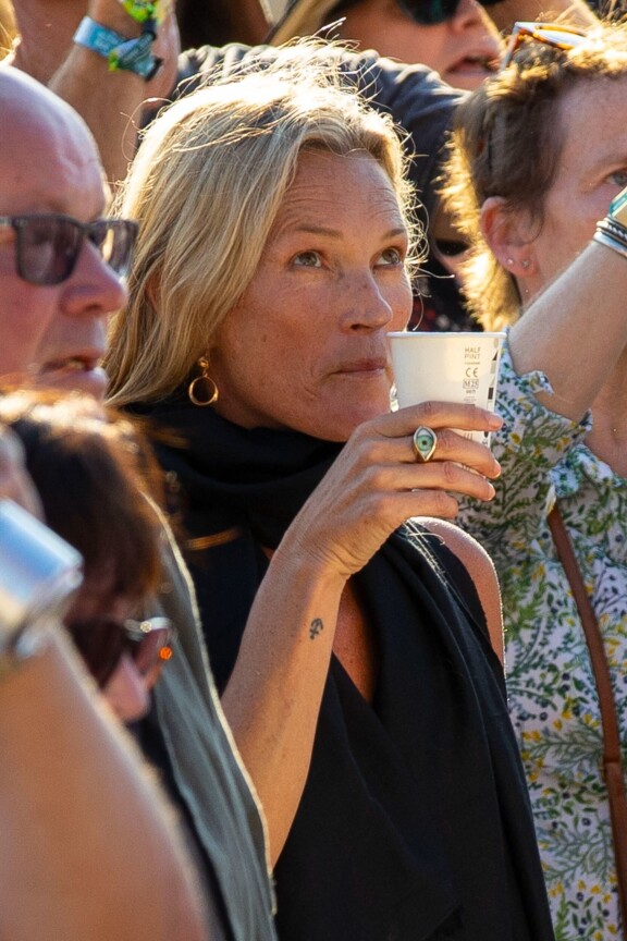 Kate seurasi esiintyjiä VIP-aitiosta.
