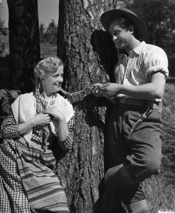 Helge esitti Tukkijoella-elokuvassa tukkipoika Huotaria. Vastanäyttelijänään hänellä oli Sirkka Hirvonen (kuvassa).