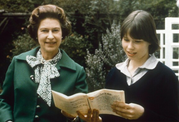 Kuningatar Elisabet ja Margaretin tytär Sarah 1985. Parilla oli hyvin läheiset välit.