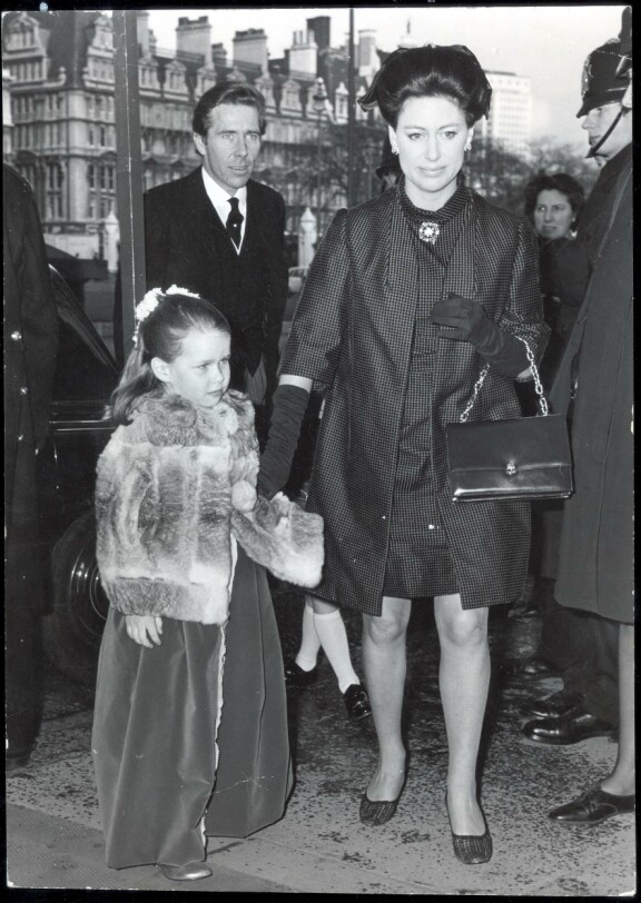 Lady Sarah vanhempiensa kanssa 1970.