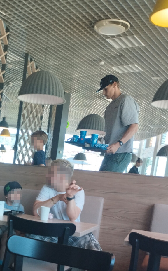 Lauri huiteli lippiksineen lähes katonrajassa