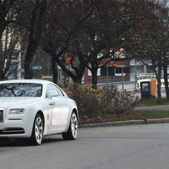 Räppäri pysäköi Rolls-Roycensa huolimattomasti Lauttasaaressa. Räppäri pysäköi Rolls-Roycensa huolimattomasti Lauttasaaressa.