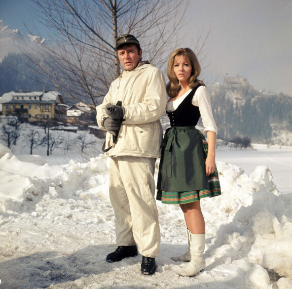 Richard Burton ja Ingrid Pitt elokuvassa Kotkat kuuntelevat.