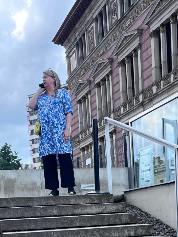 Elina bongattiin ulkomailta asti.
