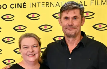 Elina Knihtilän käytös herätti huomiota ulkomailla – Tommi Korpela katosi ihmisjoukkoon