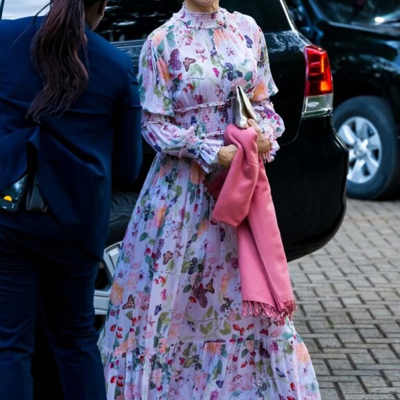 Jalkoihinsa Vickan oli valinnut mekon sävyyn sopivat kengät. Victoria