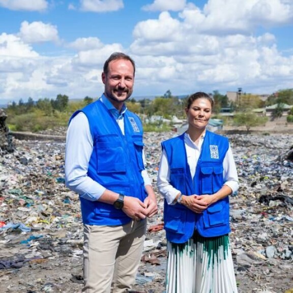 Haakonin ja Victorian vierailuun kuului myös visiitti paikalliselle kaatopaikalle. Haakon ja Vickan