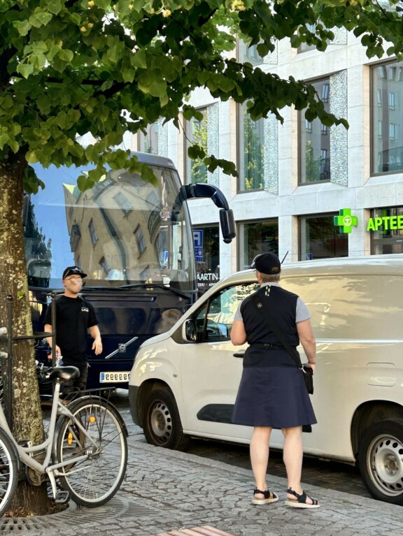 Mukavasti sujuneen työpäivän päätteeksi Ressua yhtyeineen odotti keikkabussilla monille kaupunkiautoilua harrastaneille tuttu näky.